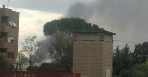 Tivoli - colonna di fumo nero per l'incendio in corso in via Cesurni