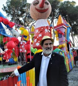 Meccanica e fantasia, così Franco dà vita ai giganti di cartapesta