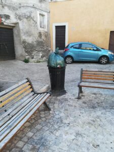 Rifiuti abbandonati nel centro storico di Tivoli