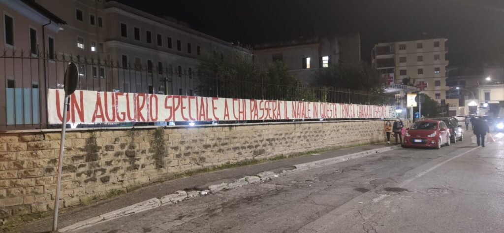 Lo striscione di auguri degli Ultras della Tivoli per l'Ospedale San Giovanni Evangelista di Tivoli