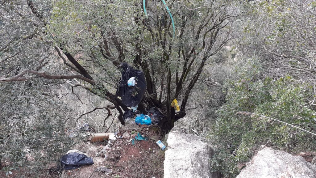 Rifiuti buttati davanti la cascata di Tivoli