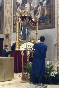 Il momento dell'arrivo sull'altare del Duomo di Tivoli della Madonna di Quintiliolo